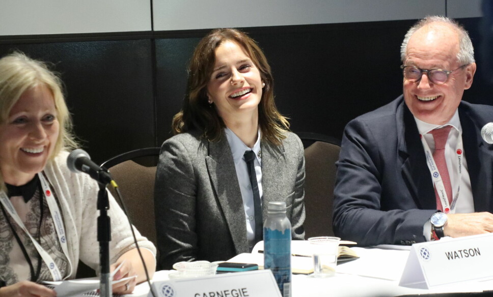 Emma Watson (i midten) hadde selskap av sin far, Christopher Watson (t.h.), i panelet. Han jobber som advokat i advokatfirmaet CMS i London og er med i IBAs mangfolds- og inkluderingsråd. CMS er for øvrig også representert i Norge som CMS Kluge. Med i rådet er også den britiske advokaten Sara Carnegie (t.v.).