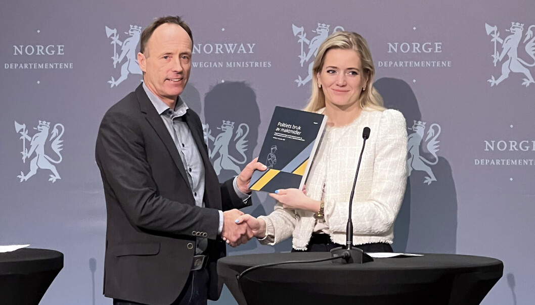 Maktmiddelutvalget, ved leder Pål Arild Lagestad, overleverte sin rapport til justisminister Emilie E. Mehl (Sp) mandag ettermiddag. Maktmiddelutvalget, ved leder Pål Arild Lagestad, overleverte sin rapport til justisminister Emilie E. Mehl (Sp) mandag ettermiddag.
