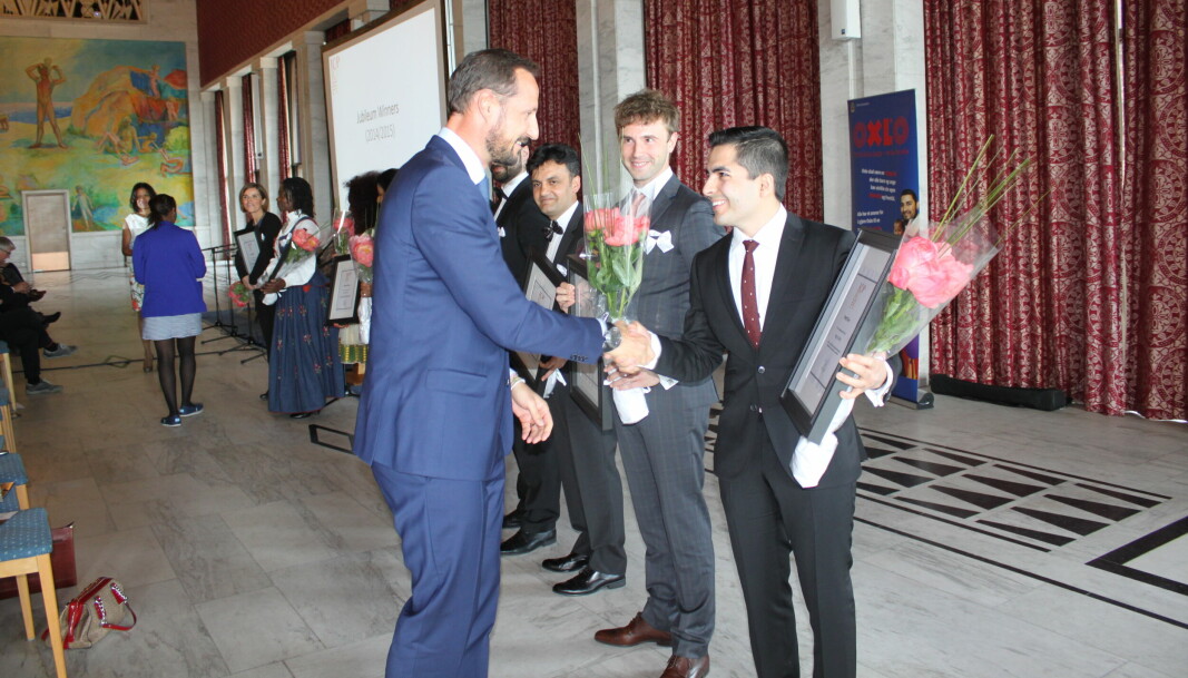 Kronprins Haakon var prisutdeler i Oslo rådhus da Pamir Ehsas ble kåret til Årets unge leder i 2015. Året etter fikk han Jusstudentenes menneskerettighetspris av Amnesty International.