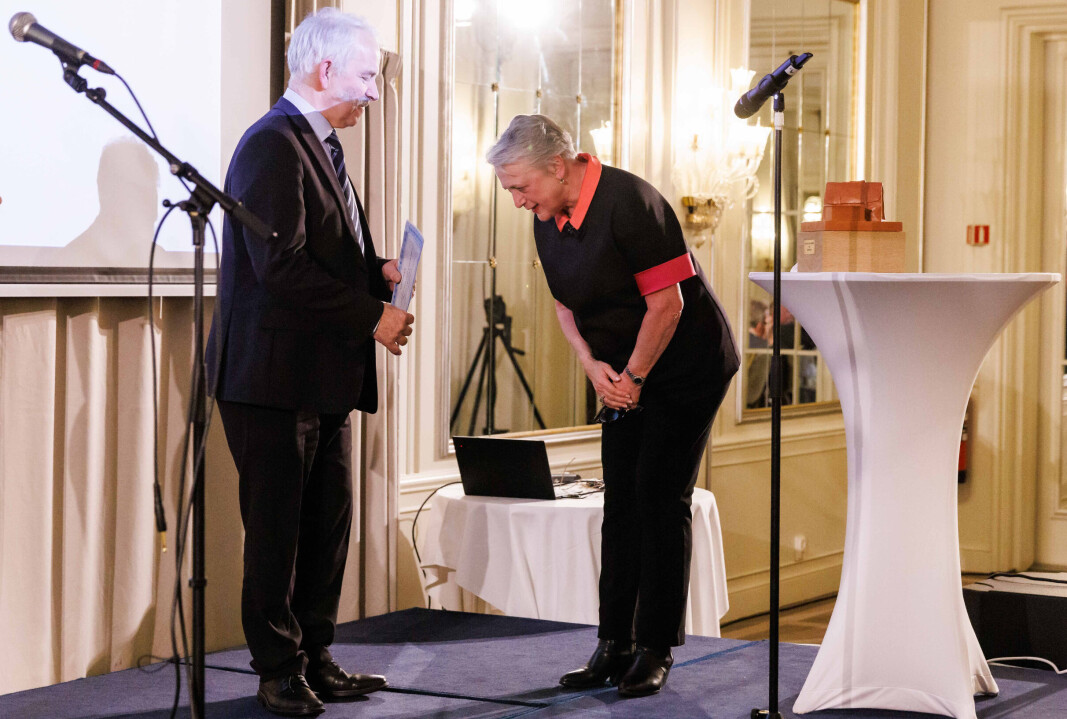 - Historisk har dette legatet utdelt sine priser slik at det har etterlatt et inntrykk av at frie og uavhengige advokater kun finnes i Oslo. Det er feil, sa prisutdeler Berit Reiss-Andersen da hun overrakte prisen til Bjørn Hovstad. - Historisk har dette legatet utdelt sine priser slik at det har etterlatt et inntrykk av at frie og uavhengige advokater kun finnes i Oslo. Det er feil, sa prisutdeler Berit Reiss-Andersen da hun overrakte prisen til Bjørn Hovstad.