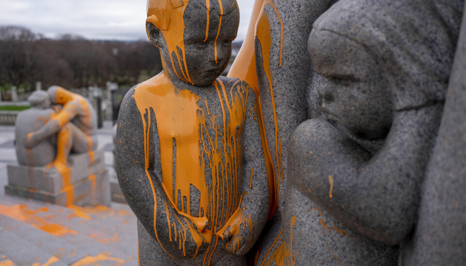 Aksjonen Stopp Oljeletinga helte oransje maling på skulpturer i Vigelandsparken.
