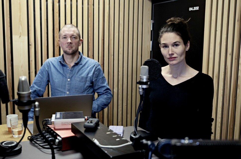 Eikefjord i studio sammen med produsent for podkasten, Henrik Svanevik, som også står bak lyddesign og musikk.
