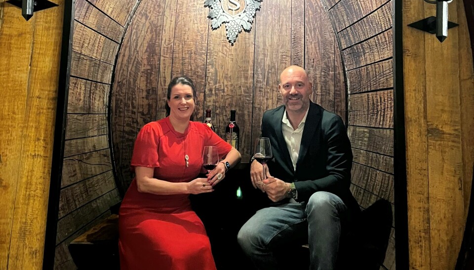 Salvano er en familiedrevet vingård i Langhe-området i Piemonte i nord-Italia med flere prisbelønte viner i sortimentet. Her er Eide sammen med daglig leder og sønnen til grunnleggerne av gården, Massimo Sobrero.