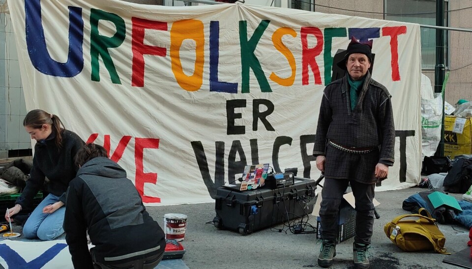 Ande Somby var tirsdag i Oslo for å vise sin støtte til demonstrantene som aksjonerer i Fosen-saken.