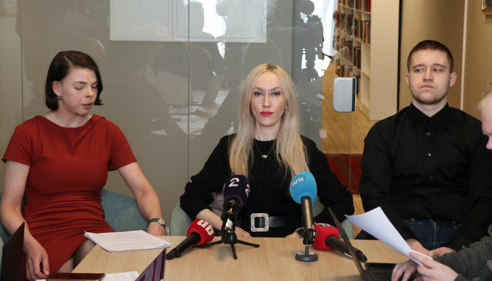 Advokat Linnéa Tereza Karlberg, her til venstre, er uenig i forliksrådets beslutning- Bildet er fra pressekonferansen i mars måned.