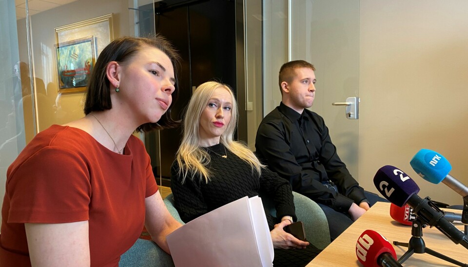 Linnéa Tereza Karlberg, Nataliia Skoghøys prosessfullmektig og sønnen Ruslan fotografert i mars, da prosessvarslet ble lagt frem på en pressekonferanse.