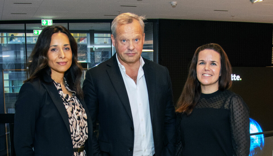 Wiersholm-partner Stig Bech sammen med programlederne Mita C. Arnet og Ingeborg Tveit.