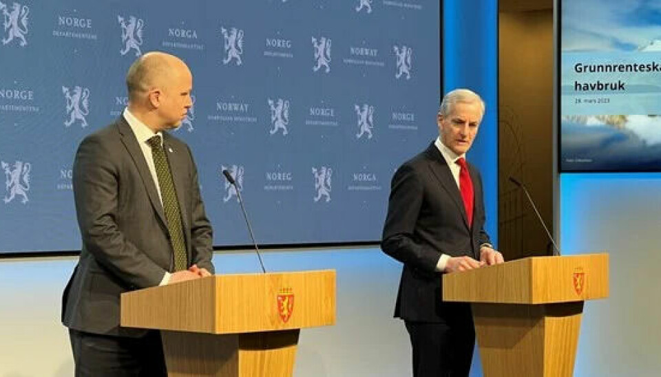 Finansminister Trygve Slagsvold Vedum og statsminister Jonas Gahr Støre la frem proposisjonen om grunnrenteskatt på havbruk 28.mars 2023.