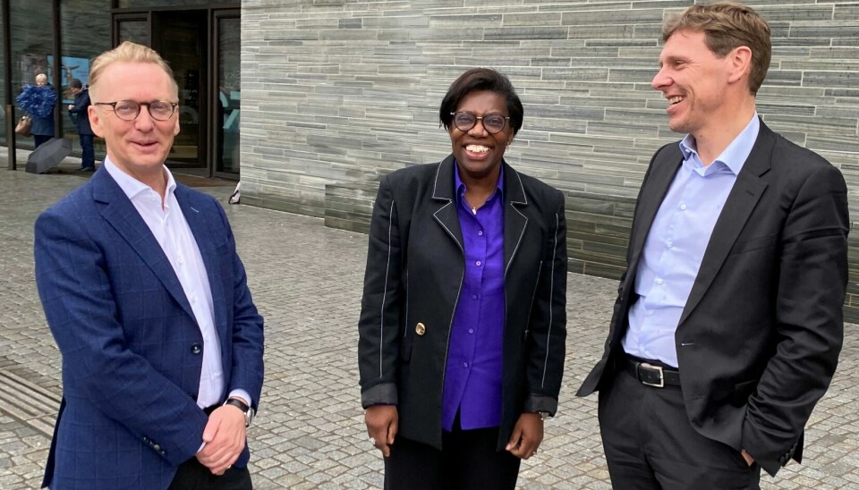 Sandra Wallace sammen med Kjetil Haare Johansen og Martin Lavesen, managing partnere for DLA Piper i henholdsvis Norge og Danmark.