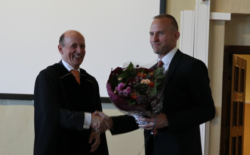 Dekan Karl Harald Søvig ved Det juridiske fakultet gratulerte Mella etter disputasen.