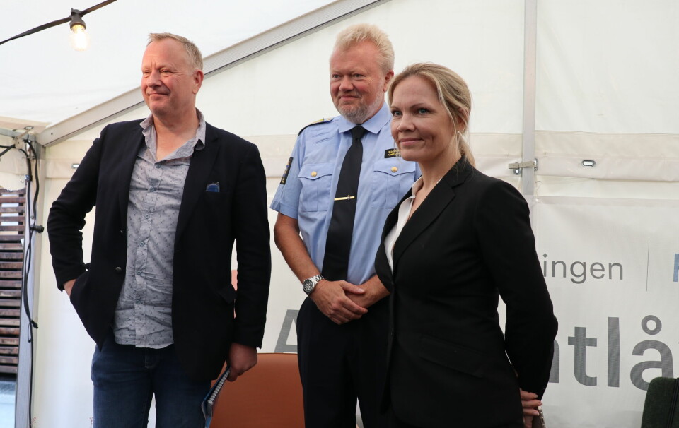 Asle Aase, Jan-Erik Sandlie og Maria Hessen Jacobsen etter panelsamtalen på Advokatlåven i Arendal.