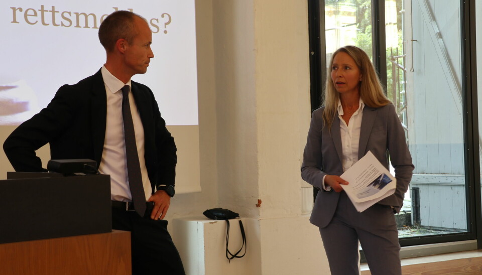Advokat Ola Øverseth Nisja i Wikborg Rein og dommer Hanne Sofie Bjelland i Oslo tingrett på Meklingskonferansen 2023.