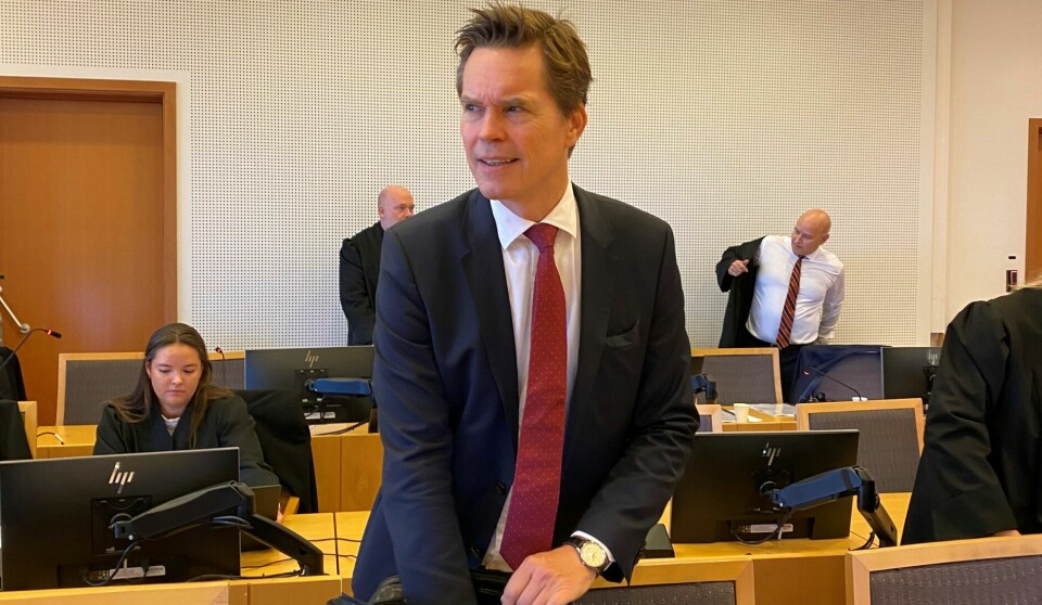 Advokat Marius Dietrichson forsvarer en av de sju tiltalte. Til venstre advokatene Camila Alexandra Aas og Vidar Lind Iversen (bak til høyre).