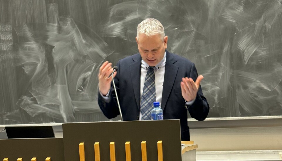 Professor Bjørn Henning Østenstad redegjorde for uvitende habilitet.