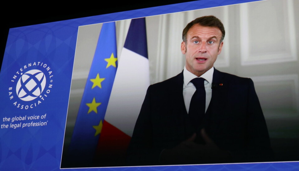Frankrikes president Emmanuel Macron talte til advokatene under åpningen av IBA i Paris.
