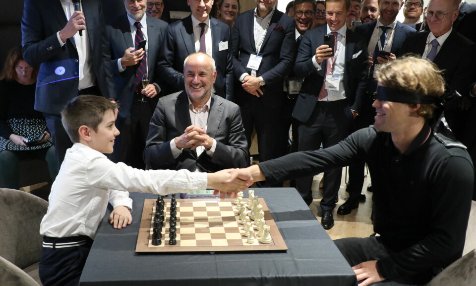 I år hadde de også invitert den franske niåringen Marc Llari – et av verdens høyest rangerte sjakktalenter i sin aldersgruppe – til å utfordre nordmannen. Mot Llari spilte Carlsen med bind for øynene.