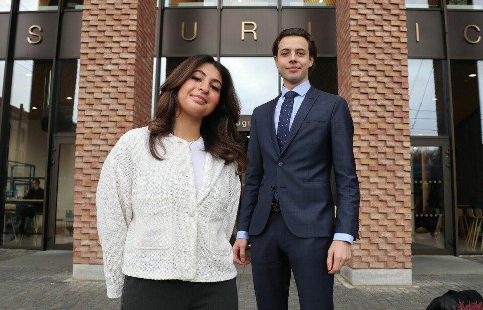 Juss- og medisinstudentene Ayeh al Ani og William Friis foran Det juridiske fakultet i Oslo.