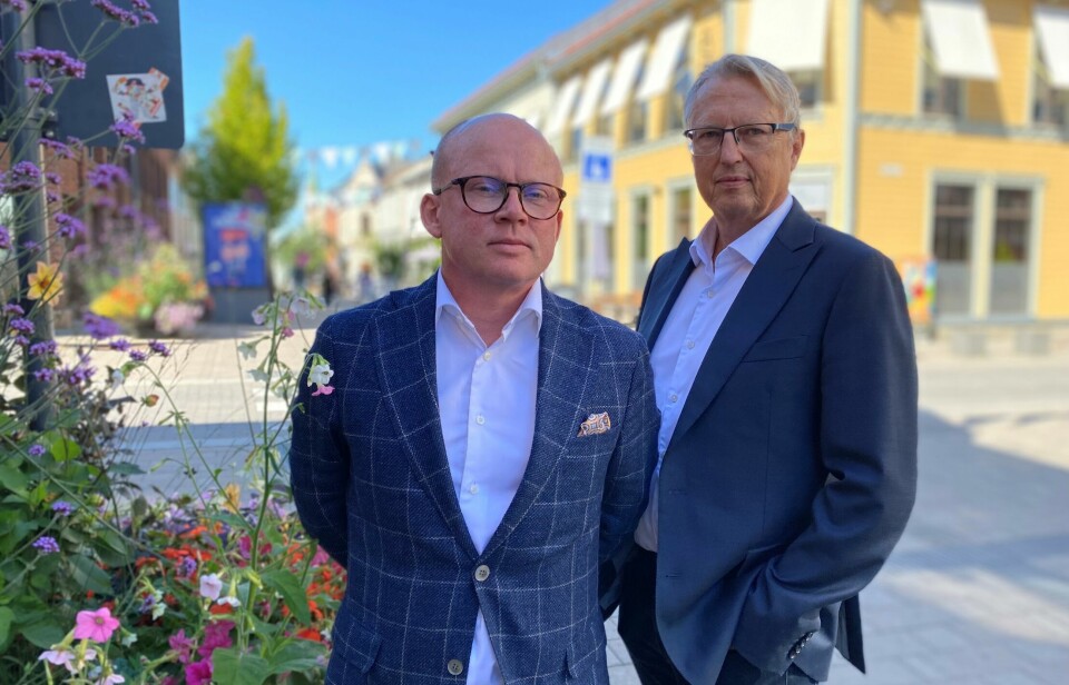 Øystein Horntvedt og Per Bjørge foran kontoret til advokatfirmaet Bjørge-Skaaraas i Sarpsborg sentrum.
