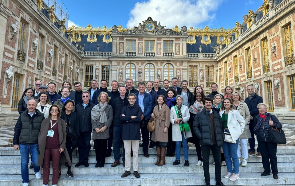 Nærmere førti advokater fra flere forskjellige land var med på Thommessens Versailles-tur. Her står gjengen samlet på slottsplassen.