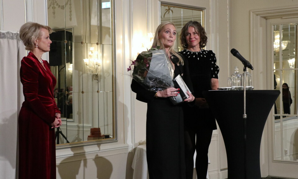 Christine Haugstvedt Downing holdt en takketale fra scenen på Grand Hotel i Oslo da hun mottok Talentprisen 2023. På scenen for å gratulere var også Advokatforeningens generalsekretær Merete Smith (t.v.).