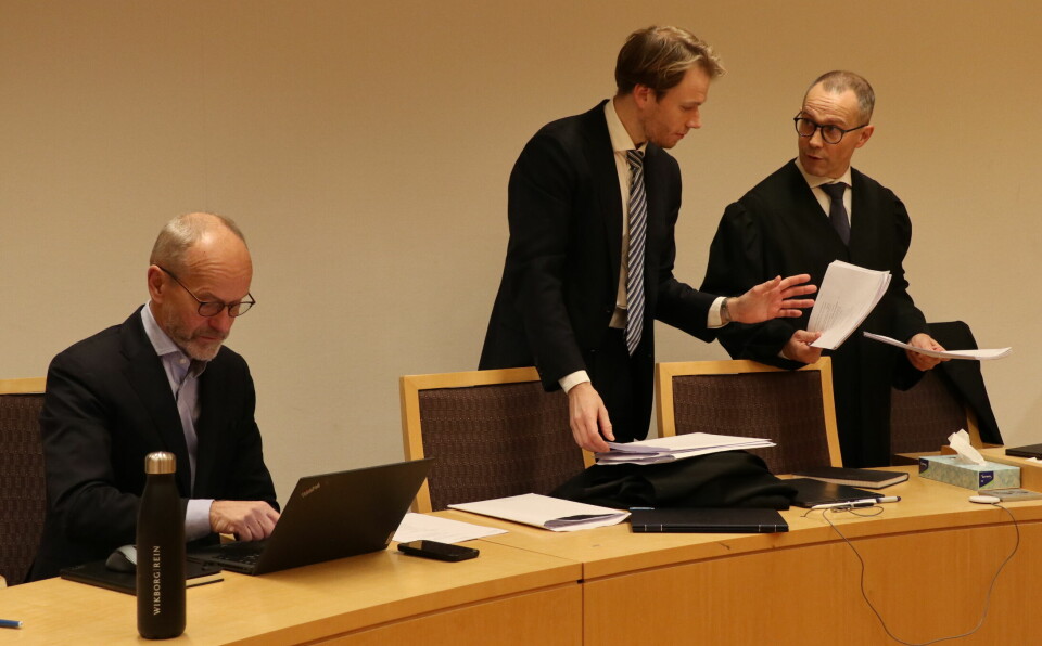 Wikborg Rein-partner Finn Bjørnstad (t.v.) i Oslo tingrett sammen med prosessfullmektig Ståle R. Kristiansen fra Thommessen (t.h.) og hans rettslige medhjelper Håkon Ness Ødegården (i midten).