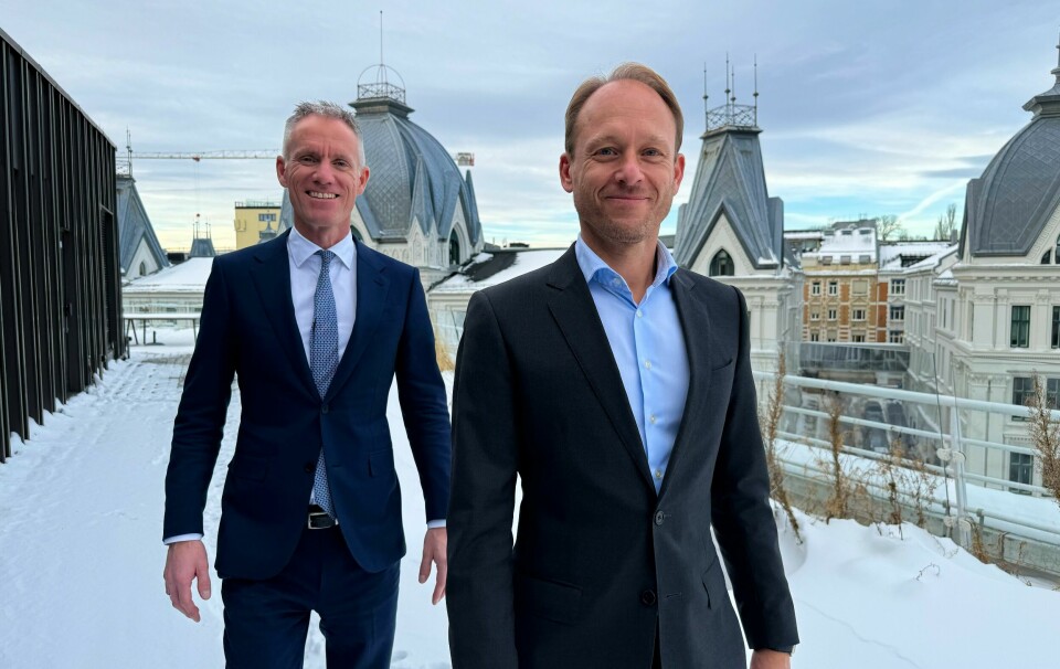 Haavind-partnerne Mikal Brøndmo og Pål Kvernaas på firmaets takterrasse med utsikt mot Victoria terrasse i Oslo sentrum.