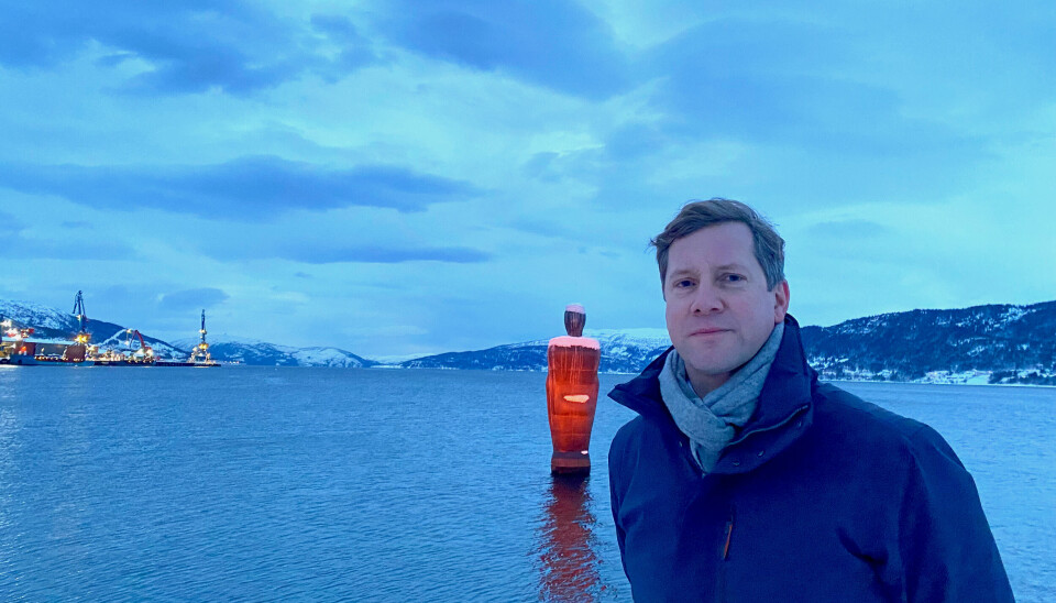 Bjørn Immonen ved Ranfjorden foran skulpturen Havmannen, som er laget av den engelske billedhuggeren Antony Gormley. I bakgrunnen Rana Industripark.