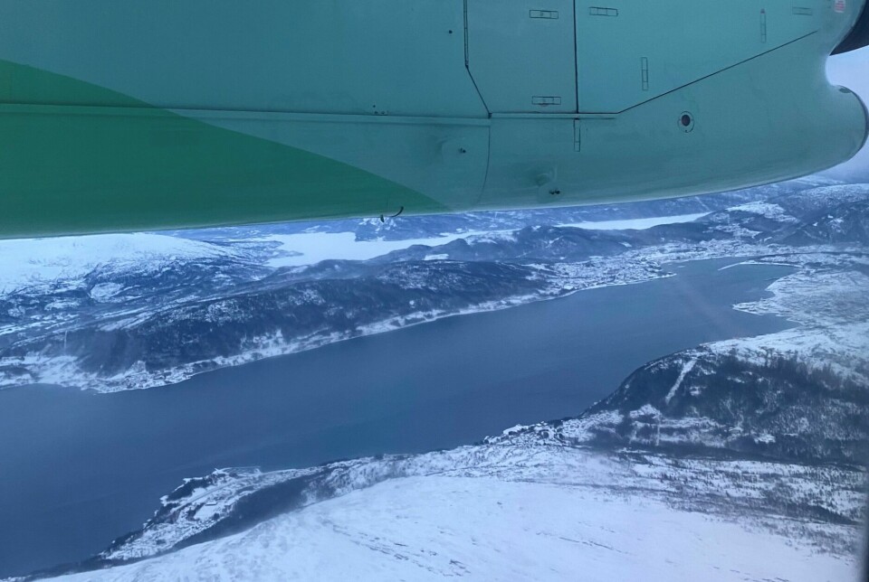 Flyplassen Røssvoll i Mo i Rana er omgitt av høye fjell, som gir utfordringer ved inn- og utflyvinger. Den nye flyplassen Fagerlia, som skal stå klar våren 2027, vil kunne benyttes av større fly, og ha direkteruter til Oslo og Sør-Europa.